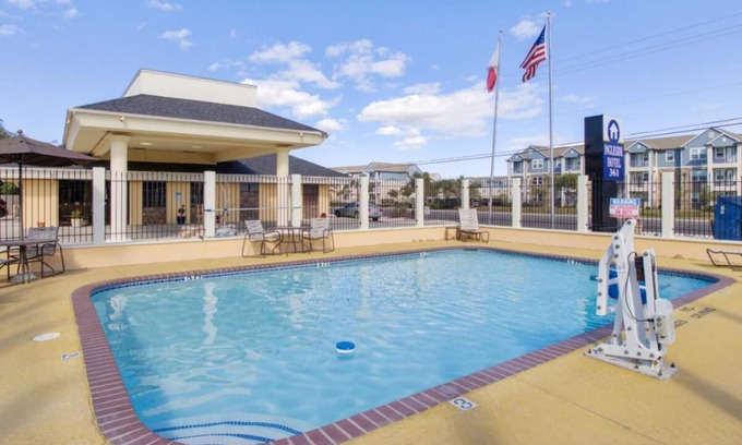 Ingleside House | Prime Location Free Parking Onsite, Pool, Near Port Aransas Nature Preserve