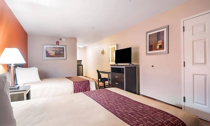 Mableton Resort | Prime Location! Free Parking, Short Drive to Milford Park and Frog Rock