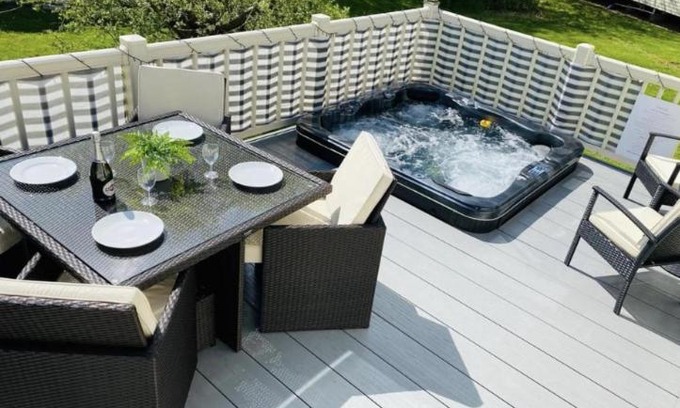Tattershall House | Prime Location & Luxurious Hot Tub