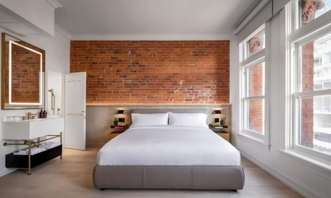 Beaconsfield Village House | Prime Location! On-Site Restaurant, Minutes From Toronto Eaton Center