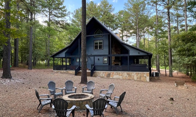 Hochatown Cabin | Prime Location! Paved Roads, Hot Tub, Games, Playset, Fire Pit, Family-Friendly!