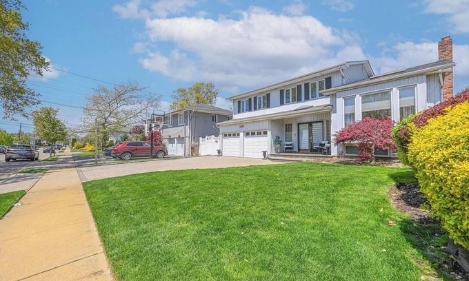 Seaford House | Prime Ryder Cup Location - Spacious 4 Bedroom Retreat with Pool, Outdoor Kitchen