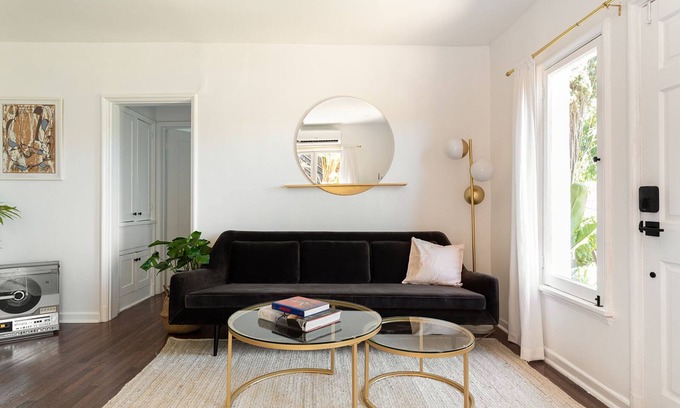 Sunset Junction Apartment | Prime Silver Lake light filled sanctuary MAY DISCOUNT!