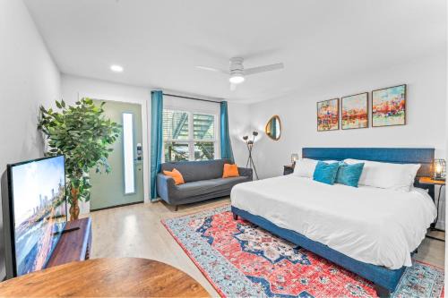 Travis Heights Apartment | Prime SoCo boutique studios with laundry WiFi 7 Min to DT