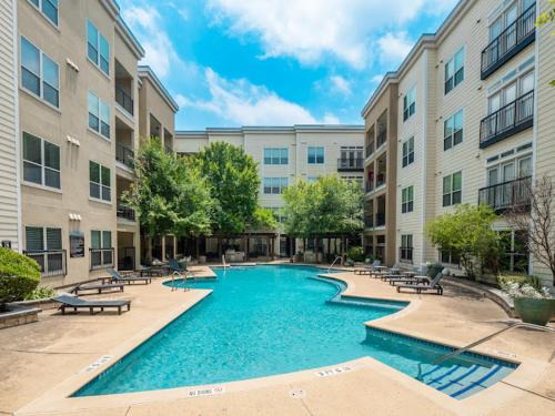 South Congress Apartment | Prime SoCo King Bed 1BR & 2BR Suites w Gym, Pickleball, Laundry