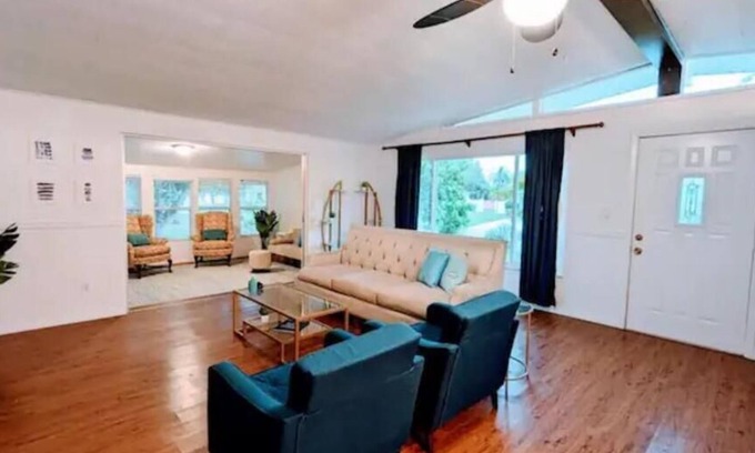 Arlington Park House | Prime Spot, 50's Flair & Luxe Comfort in Sarasota
