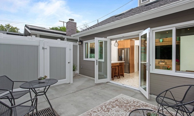 Studio City House | PRIME STUDIO CITY MODERN HOUSE IN THE QUIET FOOTBRIDGE AREA.