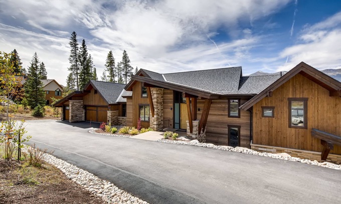 The Highlands House | Prime Summer Vacation Dates are still available Book your Vacation now!
