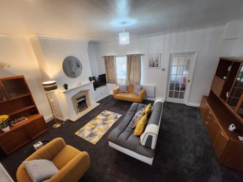 Blyth Apartment | Primos Palace 4 - Bedroom House in Blyth