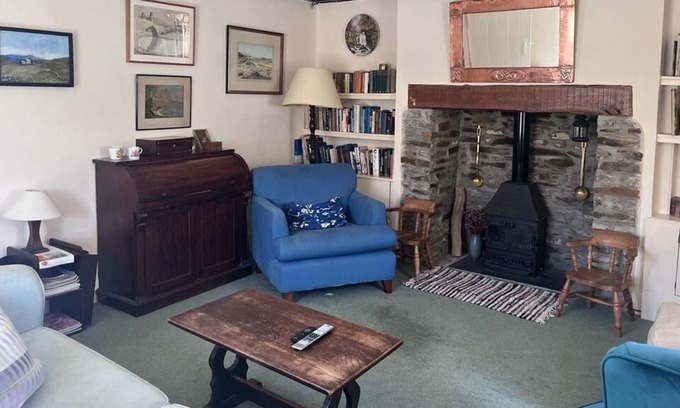 Instow Cottage | Primrose Cottage: 6-bed traditional seaside cottage with garden