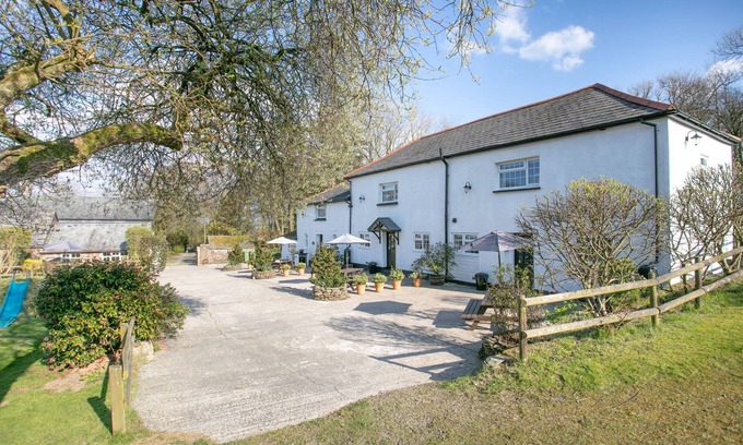 Whitstone House | Primrose Cottage - Bennetts Court