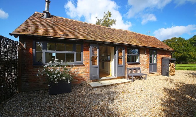 Mayfield Cottage | Primrose Lodge - a cottage that sleeps 2 guests in 1 bedroom