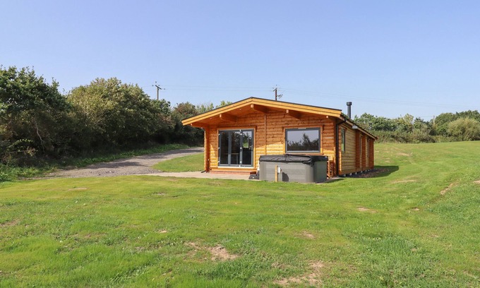 Sticklepath Cottage | PRIMROSE LODGE, family friendly, with hot tub in Hittisleigh