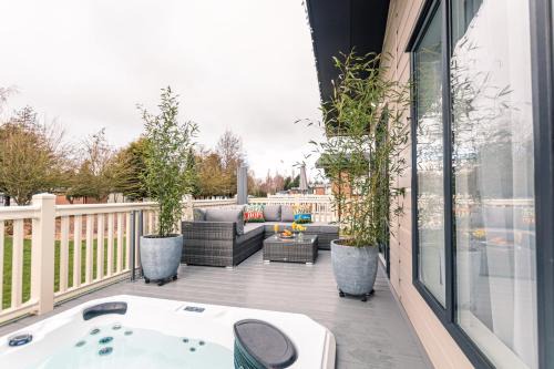 Allerthorpe Cabin | Primrose Lodge with Hot Tub