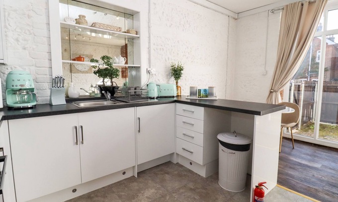 Blandford Saint Mary House | PRIMROSE, romantic, character holiday cottage in Blandford Forum