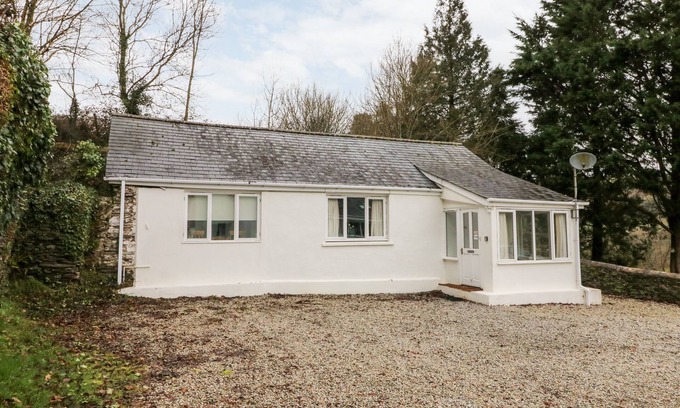 Barnstaple Cottage | PRIORY HOUSE COTTAGE, pet friendly, with a garden in Barnstaple