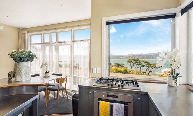 Wellington House | Pristine 2-bed waterfront, Karaka Bays
