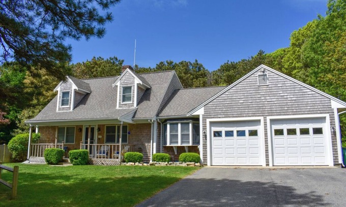 East Dennis House | Pristine condition! Three bedroom sleeping 8 with contemporary beach decor!