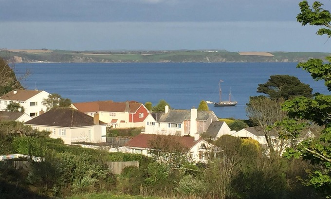 Saint Austell Bay Apartment | PRISTINE MODERN APARTMENT, PRIVATE BEACH, STUNNING SEA VIEW. 15% OFF 1 WK PLUS!