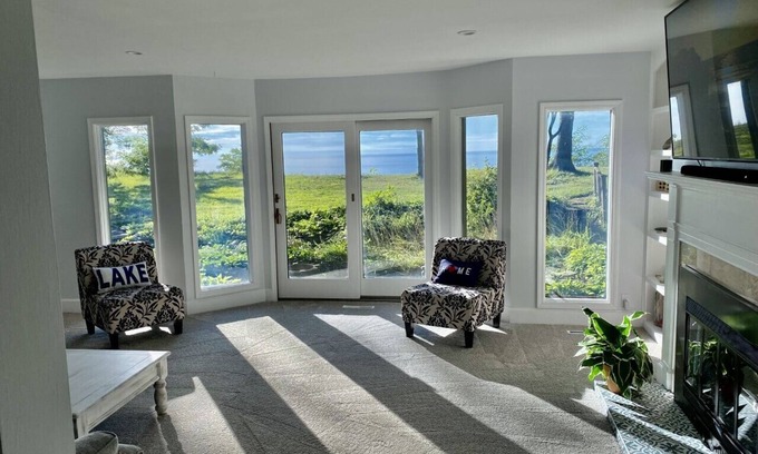 Riverside House | 🌅Pristine Private Lakefront⛵️Hot Tub♨️, Fire Pit🪵, WIFI & AC! 🛥️