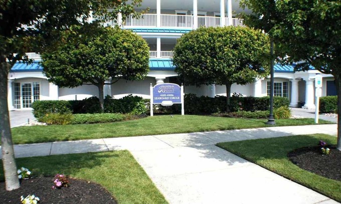 Anglesea Condo | Pristine second floor interior unit!