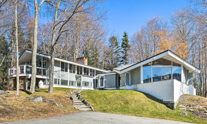 West Dover House | Pristine West Dover Home with Deck and Mountain Views!