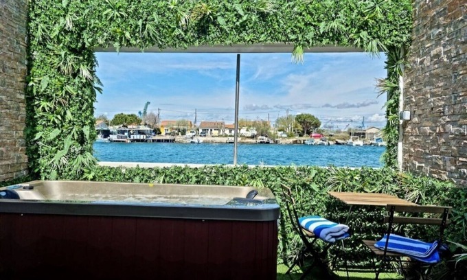 Port-Saint-Louis-du-Rhone Apartment | Private Jacuzzi with sea view - quiet, cosy suite