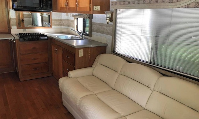 Linden House | Private 1-bedroom RV with full hookups and direct bus to NYC Manhattan only 2 blocks away