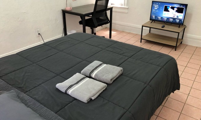 Weehawken Apartment | Private 2-bedroom apartment and New York City Manhattan only 15 mins away