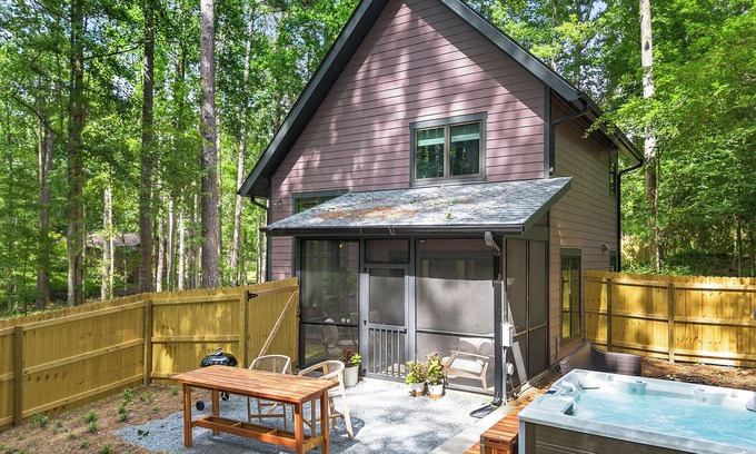 Woodstock Cottage | Private 2-bedroom cottage with hot tub and smart home features in Woodstock
