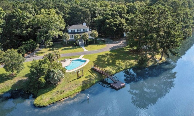 Hollywood House | Private 4-Bedroom Lakeside Estate Sleeps 10 with Pool, Fire-pit, Wi-Fi, AC