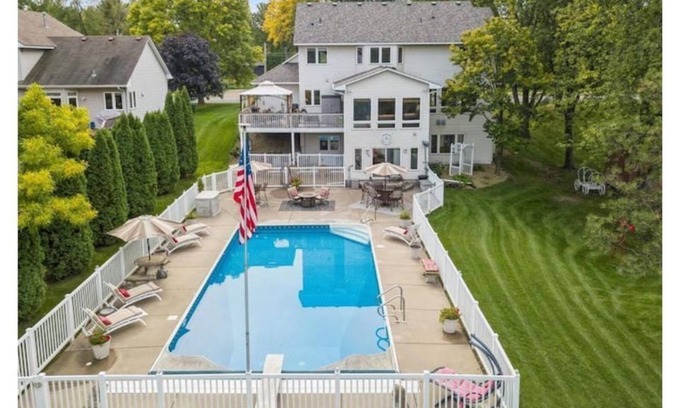 Rosemount House | Private 4 BR Home * Pool * Hot tub *Arcade
