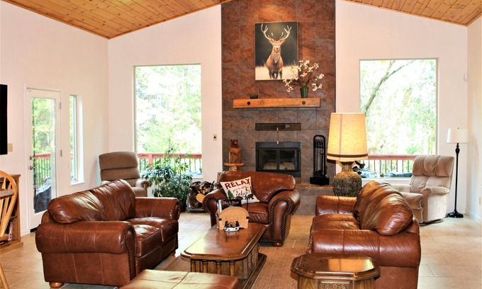 Glencoe House | Private 6 Bedroom 5,000 Sq. Ft. Executive Home, Sleeps 20, Pets OK