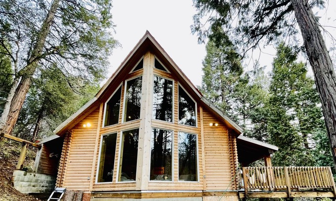 Camp Nelson Cabin | Private and big Log cabin with Hot-Tub In Sequoia National Forest/ Monument