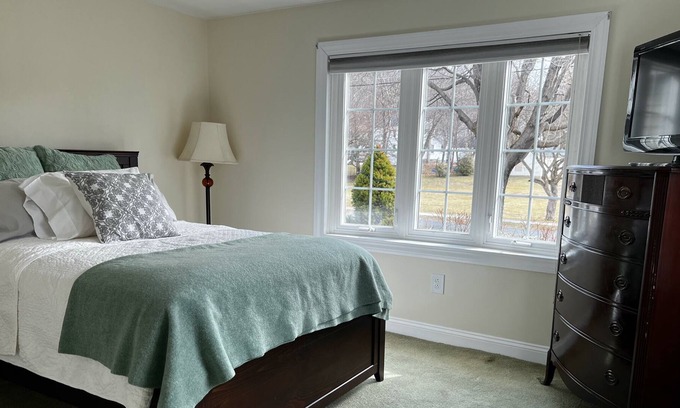 Dalton House | Private and Cheerful Berkshire Oasis in Dalton with in-ground pool