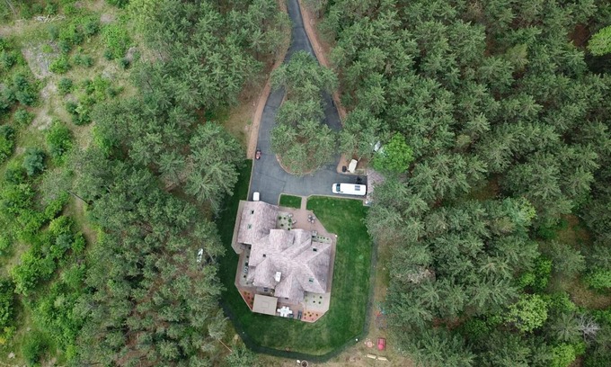 Lake Shore Estates House | Private and Peaceful- 7 Bedrooms, 4 1/2 Baths, In-law Suite, Heated Hot Tub.