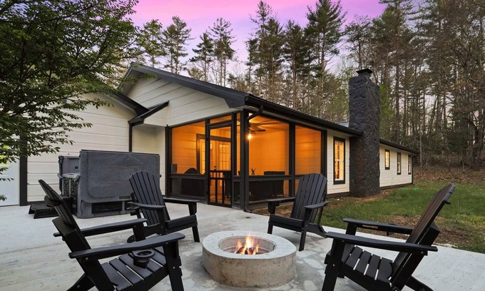 Dial House | Private and Peaceful~ Hot Tub~ Fire Pit~ Game Room