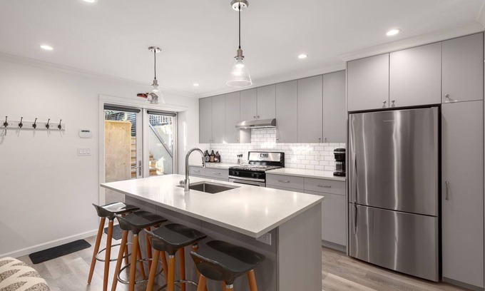 District of North Vancouver Apartment | Private apartment in the quiet community of North Vancouver Lynn Valley