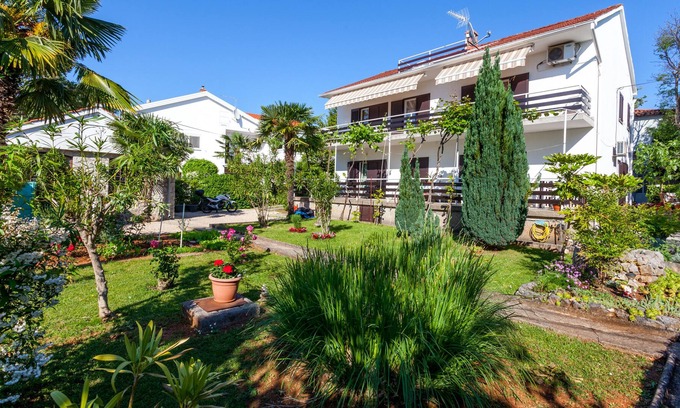 Bogovici Apartment | Private apartment for max. 8 people, minutes from the beach and downtown