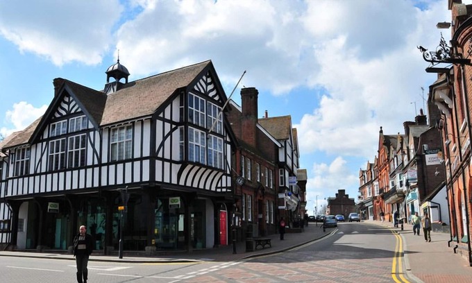 Tring Apartment | Private Apartment, secluded location, easy access to town and to train station
