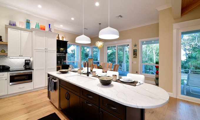 Longbeach Village House | Private Art Decorated Home with Rooftop Deck, Pool, and Spa - Arts and Vines