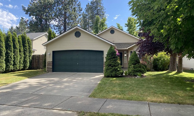 Post Falls House | Private Beach Access. 3 bed 2 bath house that sleeps 6