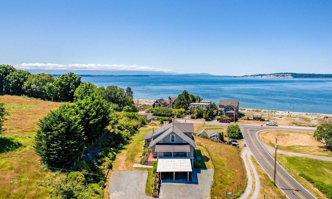 Maxwelton House | Private Beach Access + Water Views! | Sleeps 18, Historic 6BDR Farmhouse w/Deck
