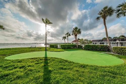 Bayview House | Private Beach Condo Mins To Beach, Pool, Hot Tub