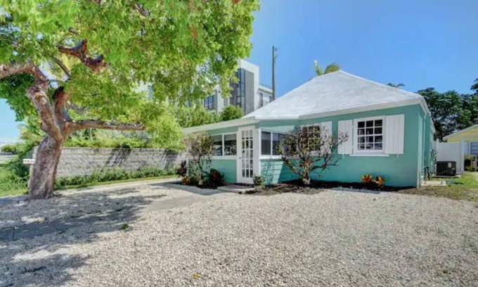 Jog Road Cottage | Private Beach Cottage walk steps to the beach, sleeps 6