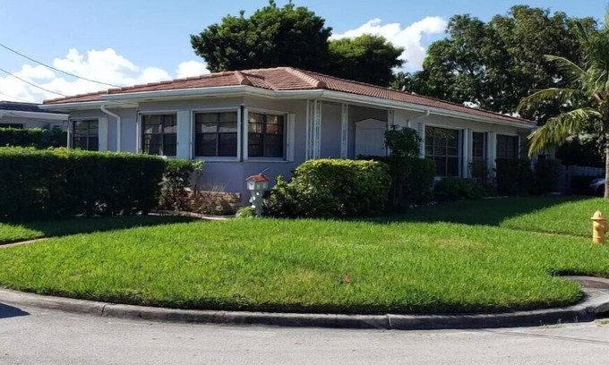 Surfside House | Private beach house 3 min walk to the beach. Long-term available.