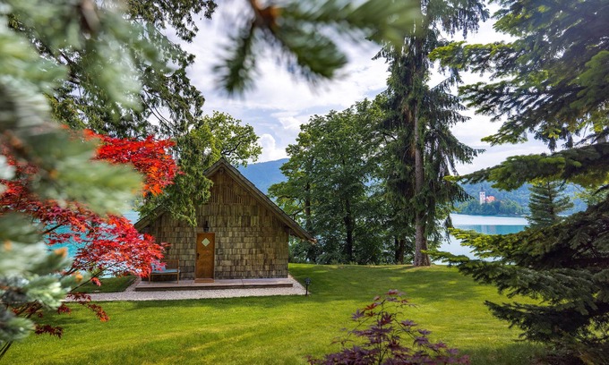 Bled Cottage | Private beach house on Lake Bled