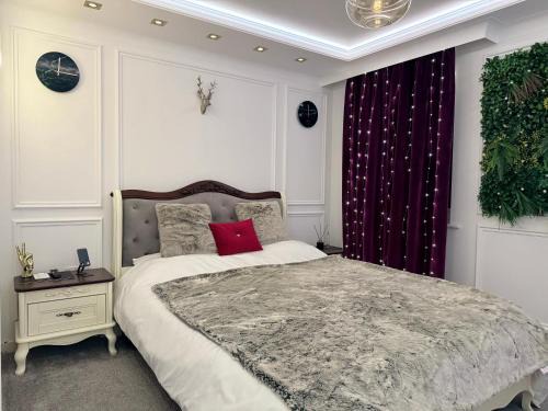 Salford House | Private Bedroom in Unique Luxury House, Salford, Manchester