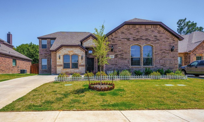 Southwest Arlington House | Private bedroom with shared bathroom