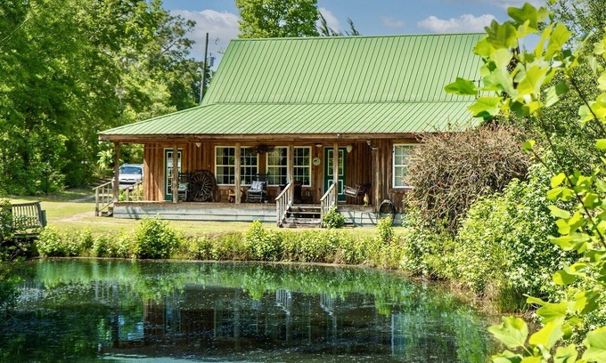 Jesup Cabin | Private Cabin on 40 acres! Fish-Hunt-Dog Friendly 2 Ponds, Fireplace, Secluded